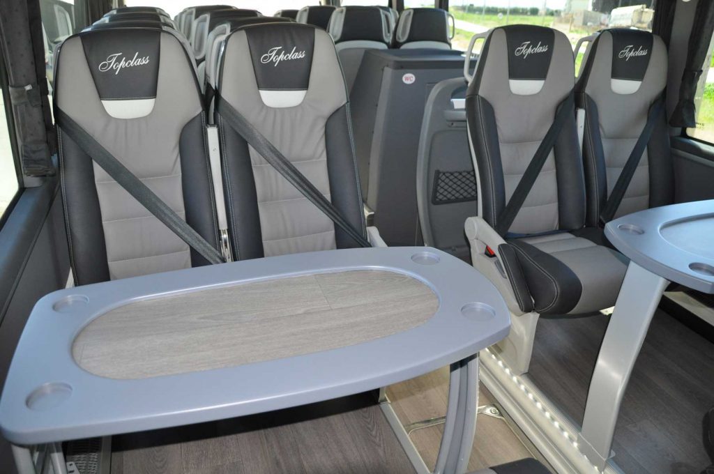 Este nuevo autocar de lujo tiene diferentes versiones de plazas: desde una capacidad máxima de 45 plazas para viajeros más guía y conductor, hasta 33 plazas para viajeros combinadas con cuatro mesas.